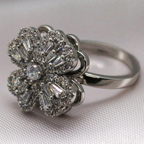 Srebrny pierścionek z obrotowym kwiatem - koniczyną, regulowany rozmiar