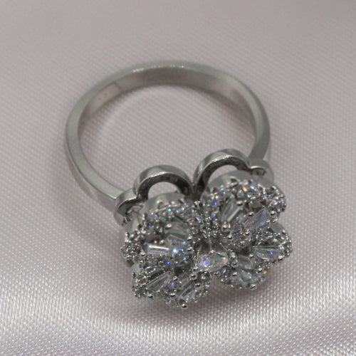 Srebrny pierścionek z obrotowym kwiatem - koniczyną, regulowany rozmiar