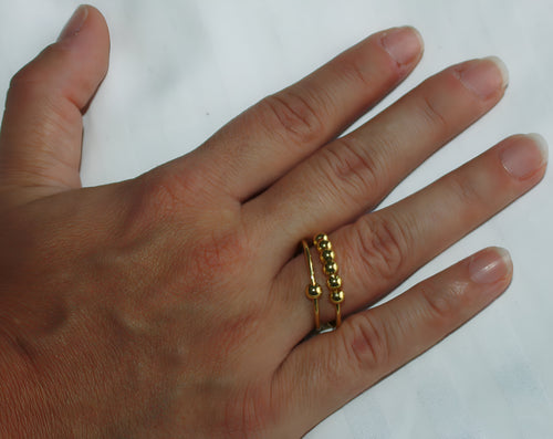 Pierścionek antystresowy w złotym kolorze z obrotowymi kulkami - regulowany